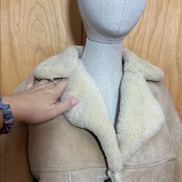 Vintage sheepskin coat with Button Closure - Picture 5 of 12